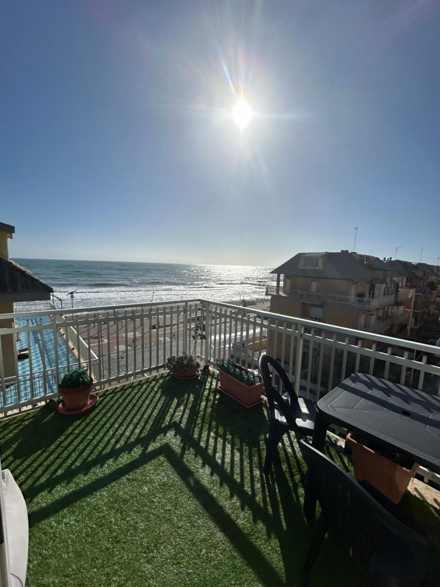 Ferienwohnung Front Sea Luxury Lido di Ostia Exterior foto