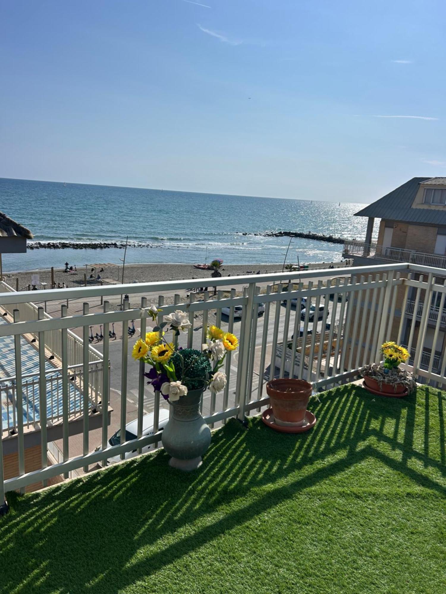 Ferienwohnung Front Sea Luxury Lido di Ostia Exterior foto