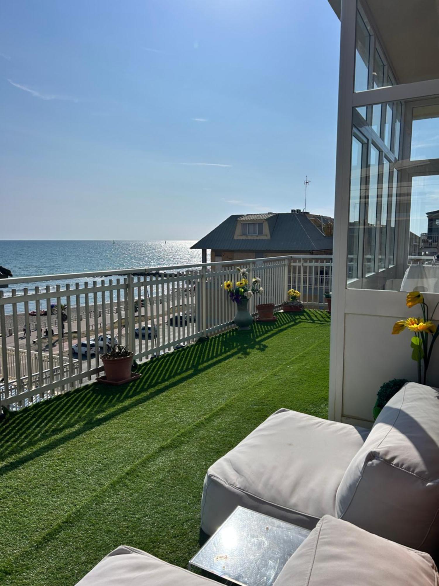 Ferienwohnung Front Sea Luxury Lido di Ostia Exterior foto